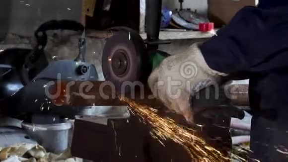 重工工人用角磨机切割钢材高速视频框架有角磨机的工人视频的预览图