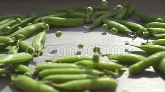 桌上的新鲜豌豆视频的预览图