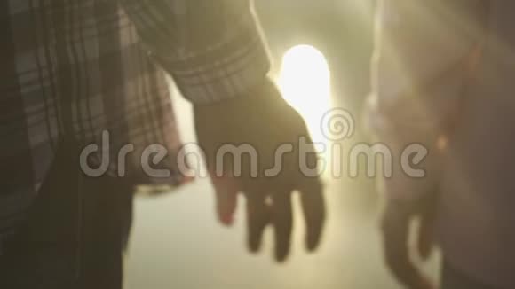 日落时男女双手相握视频的预览图