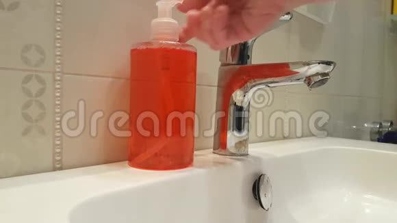 手拿肥皂在水龙头下视频的预览图