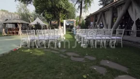 高清拍摄装饰院子举行婚礼全是白色视频的预览图