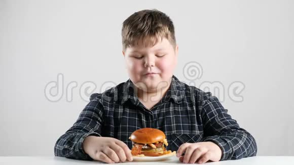 小胖子吃汉堡50英尺视频的预览图