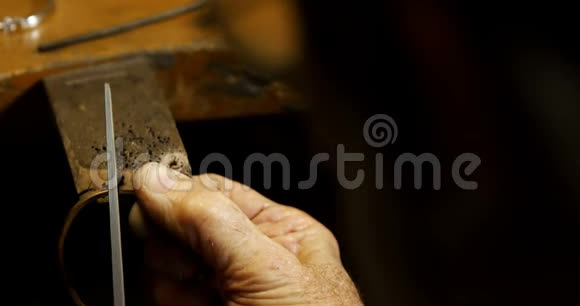 金匠用锯子4k切割手镯视频的预览图