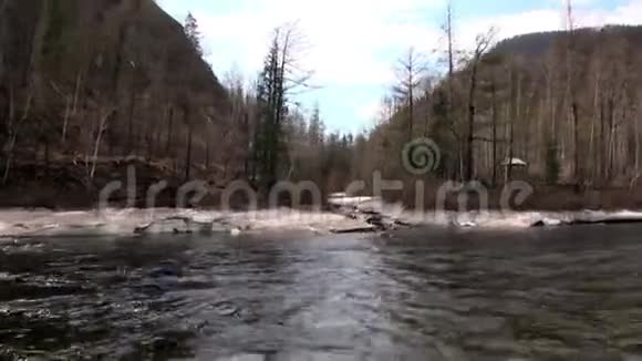 俄罗斯西伯利亚贝加尔湖附近的坦尼克山上的泉水视频的预览图