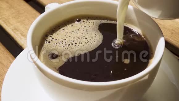 送牛奶的人把牛奶倒入咖啡中视频的预览图