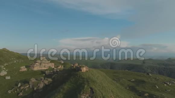 飞行在一个巨大的岩层之上站在岩石高原史诗边缘的脚下俄罗斯北高加索视频的预览图