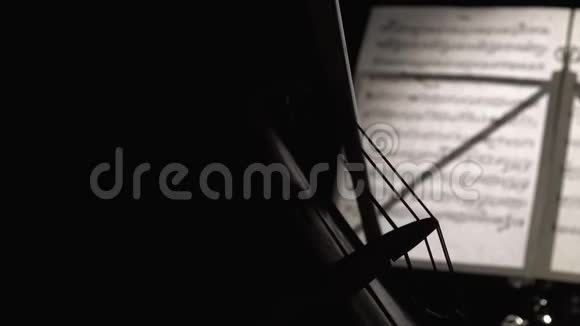 骁将弓收起来用音符在弦表的背面侧视图视频的预览图