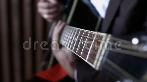 高清吉他手调吉他关闭指板视频的预览图