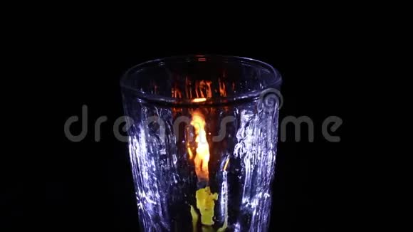 烛光与玻璃隔离黑色视频的预览图