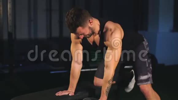 帅哥在健身房锻炼哑铃力量和动力概念视频的预览图