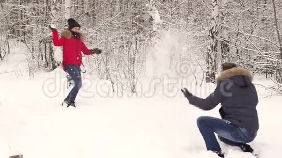 快乐的一对在一起玩雪球视频的预览图