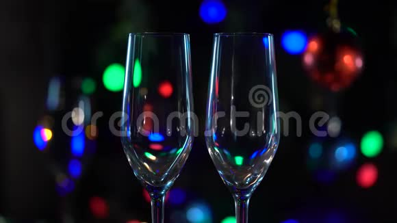 两杯香槟杯庆祝关门视频的预览图