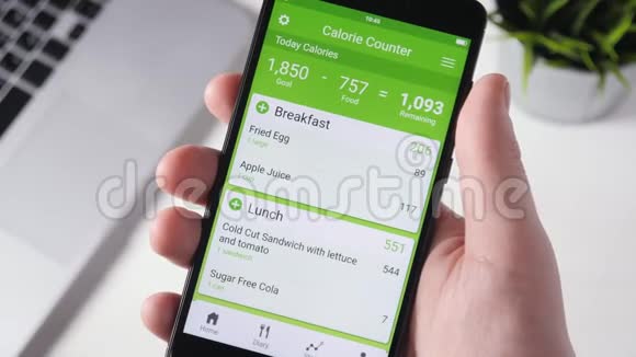 在智能手机上使用卡路里计数应用程序视频的预览图