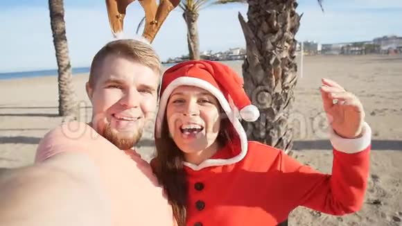 快乐的微笑圣诞老人夫妇相爱自画像视频的预览图