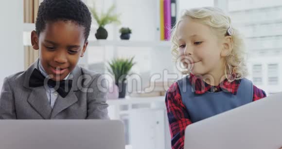 商务主管讨论笔记本电脑问题的孩子视频的预览图