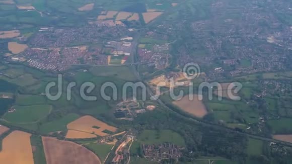 英国英国2019年4月19日从商业航班窗口俯瞰英格兰南部海岸视频的预览图