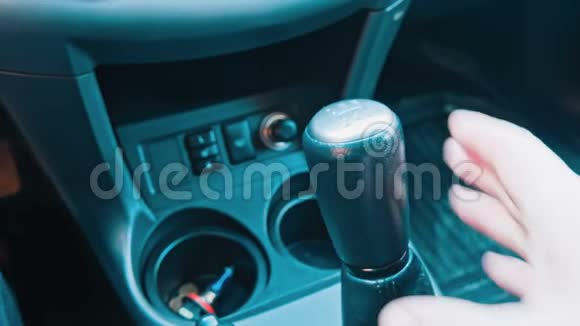 司机手拿变速器在车里视频的预览图