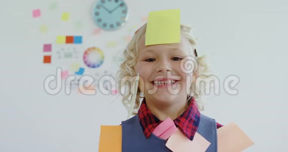 作为商业经理的孩子身上有粘粘的纸条视频的预览图