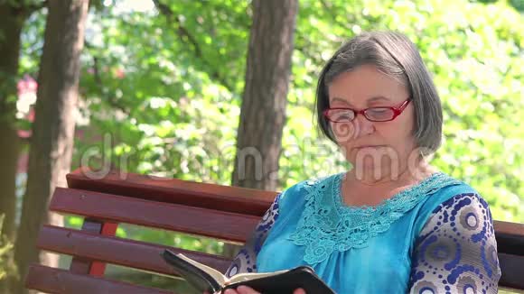 老年妇女读圣经视频的预览图
