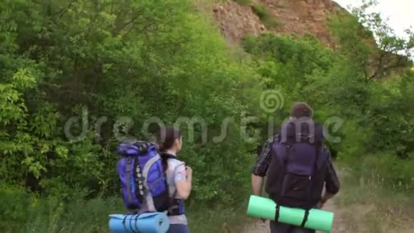 两个少年背着背包在山里旅行视频的预览图