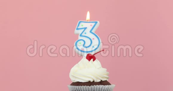 三支3号烛台背景是粉红色的蛋糕视频的预览图