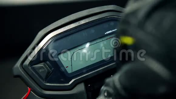 摩托车启动视频的预览图