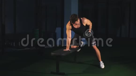 肌肉健美男子做运动站立选择与举重哑铃在健身房体育运动青年健身者视频的预览图