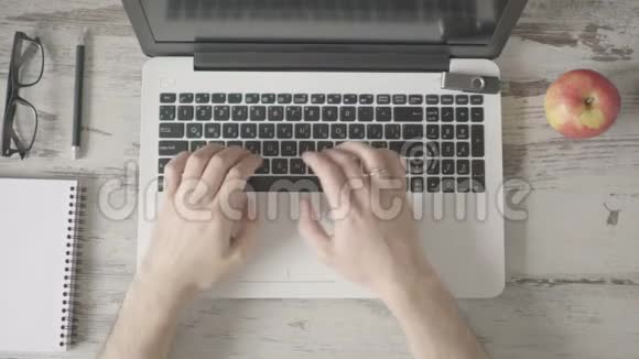 男性手在笔记本电脑上工作视频的预览图