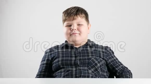 年轻的胖男孩表现得像个标志50英尺视频的预览图