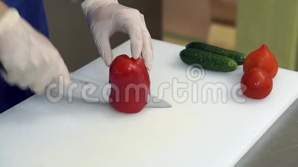 男人手在砧板上切甜的红铃椒美丽的镜头与柔和的焦点健康食品概念视频的预览图