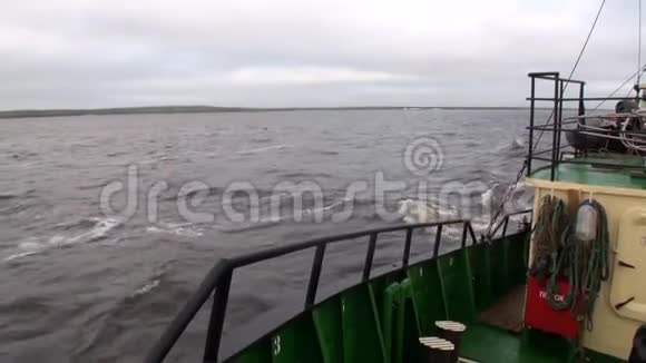 从船到波和北冰洋水面在新地球上的看法视频的预览图