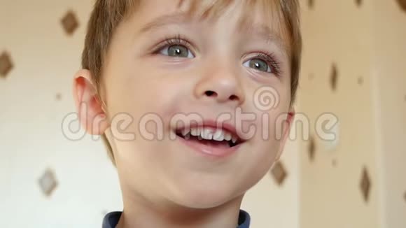 慢动作的微笑儿童婴儿脸的特写孩子露出喜悦和大大的笑容视频的预览图