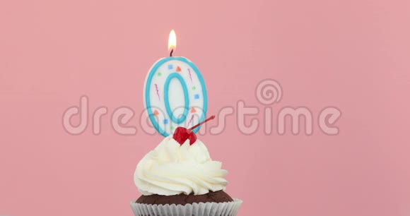 小蛋糕粉色背景的0号蜡烛视频的预览图