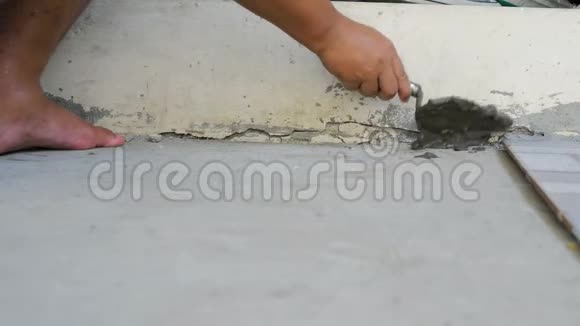 手工用泥刀和灰泥干水泥混凝土视频的预览图