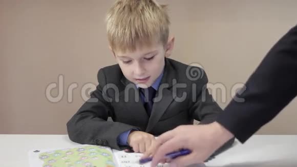 老师帮助男孩写作视频的预览图
