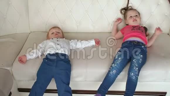 两个小朋友滑下沙发玩视频的预览图