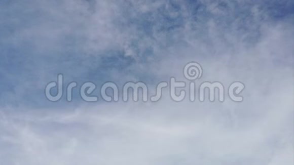 雪霜在时光流逝中柔软的白色线云在美丽的蓝天中移动视频的预览图