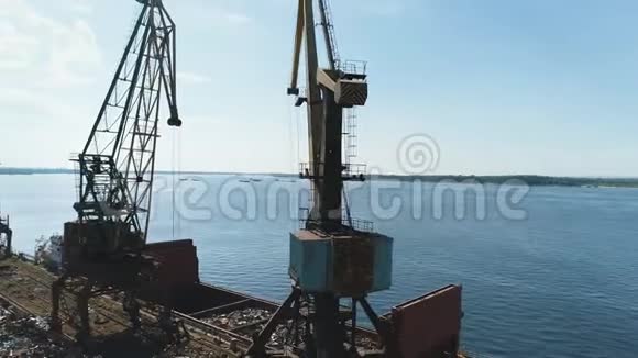 蓝天火车轮船和港口废金属的金属回收场地的空中景观视频的预览图