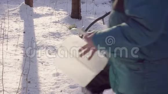 生态学家得到雪的样本视频的预览图
