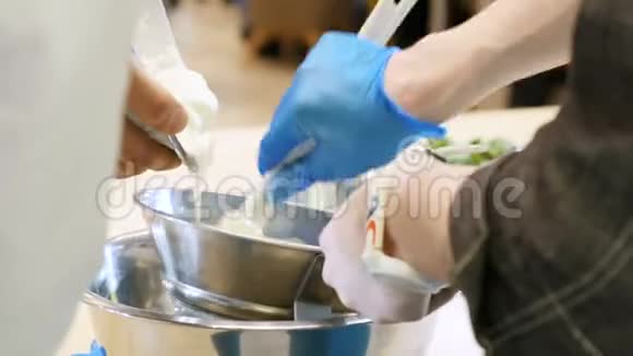 将牛奶倒入压力大的厨师的混合物视频的预览图