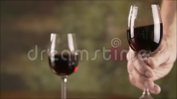 在品尝慢动作之前请先用手在玻璃杯中搅拌红酒视频的预览图