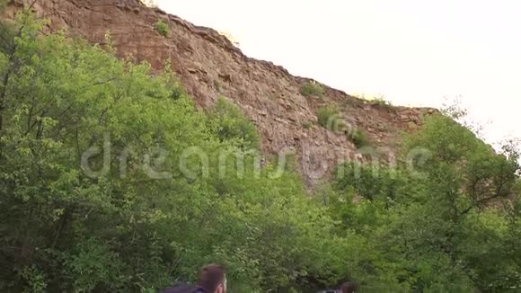 两个疲惫的旅行者在山里散步慢节奏视频的预览图