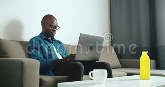 在笔记本电脑上工作的美国黑人商人视频的预览图