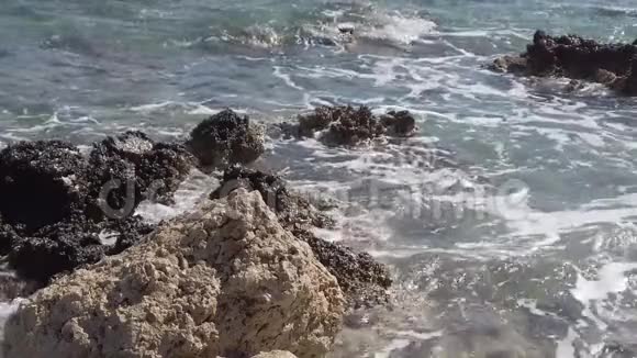 波在罗得的地中海沿岸视频的预览图