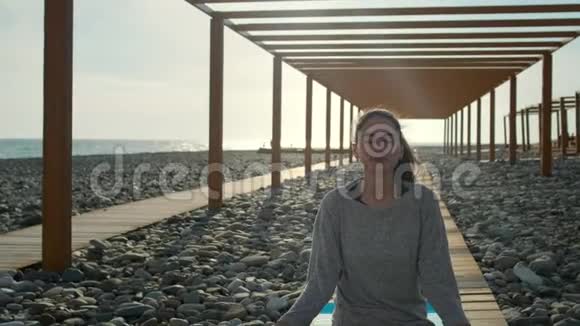 瑜伽女孩在海滩上户外冥想视频的预览图
