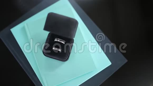 蓝色背景戒指上的银婚大型特写镜头钻石首饰视频的预览图