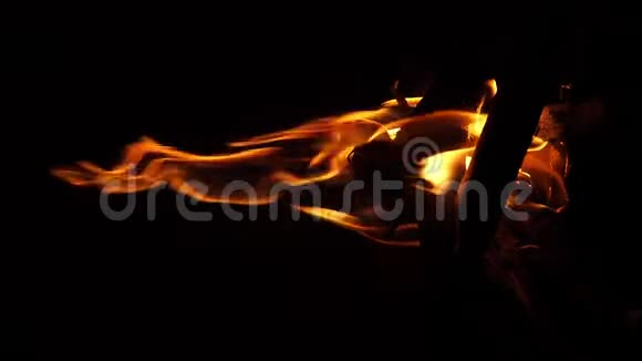 篝火篝火肯尼亚马赛马拉公园的营地垂直视频视频的预览图