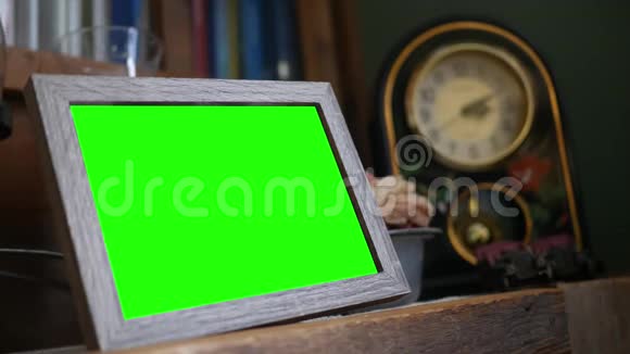 客厅绿色屏风木制乡村画框视频的预览图