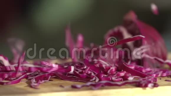 女厨师雌手割红白菜健康食品快关门4K视频的预览图