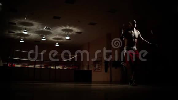 有氧训练拳击手在拳击台上跳绳视频的预览图